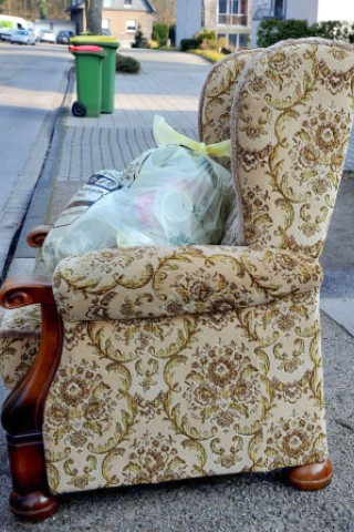 Der gelbe Sack in Oberhausen ruht sich im Sperrmüll-Sessel aus. Er wartet darauf, dass der Streik vorbei ist und er abgeholt wird.