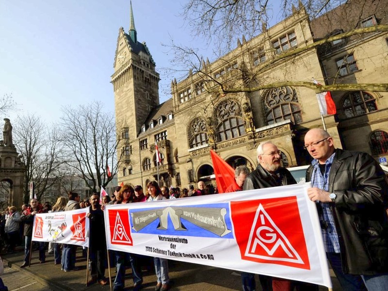 Nach Angaben der Gewerkschaft Verdi nahmen zwischen 10.000 und 15.000 Beschäftigte des öffentlichen Dienstes an der zentralen Kundgebung auf dem Burgplatz vor dem Rathaus in Duisburg teil. Sie fordern 6.6 % mehr Lohn oder mindestens 200 Euro monatlich.