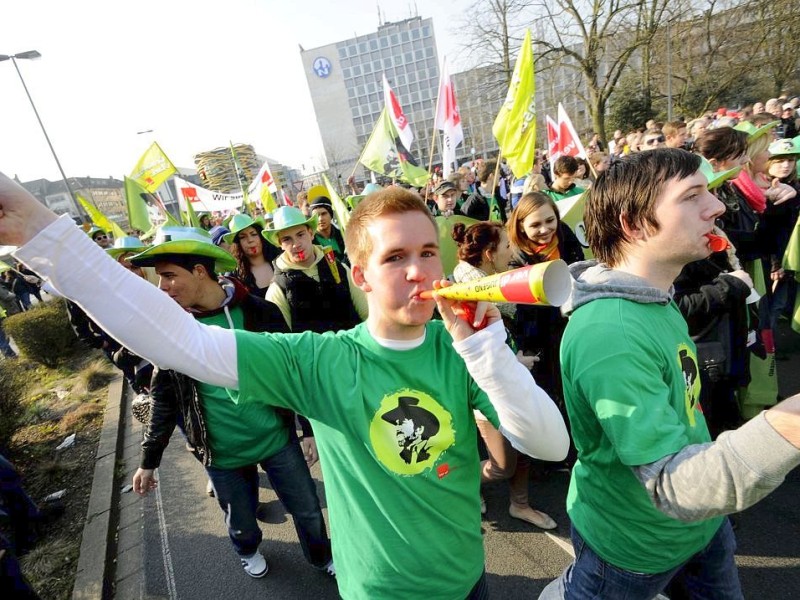 Streikende von der Verdi-Jugend bei der Kundgebung in Duisburg.