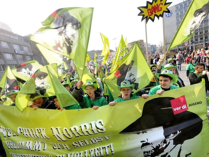 Streikende von der Verdi-Jugend bei der Kundgebung in Duisburg.