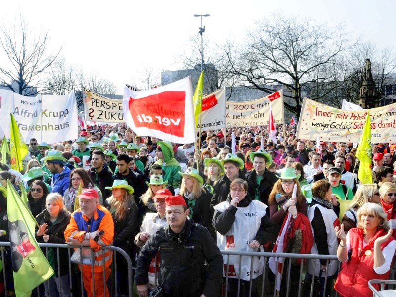 Nach Angaben der Gewerkschaft Verdi nahmen zwischen 10.000 und 15.000 Beschäftigte des öffentlichen Dienstes an der zentralen Kundgebung auf dem Burgplatz vor dem Rathaus in Duisburg teil. Sie fordern 6.6 % mehr Lohn oder mindestens 200 Euro monatlich.