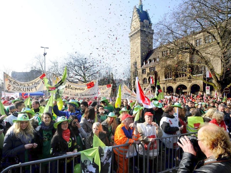 Nach Angaben der Gewerkschaft Verdi nahmen zwischen 10.000 und 15.000 Beschäftigte des öffentlichen Dienstes an der zentralen Kundgebung auf dem Burgplatz vor dem Rathaus in Duisburg teil. Sie fordern 6.6 % mehr Lohn oder mindestens 200 Euro monatlich.