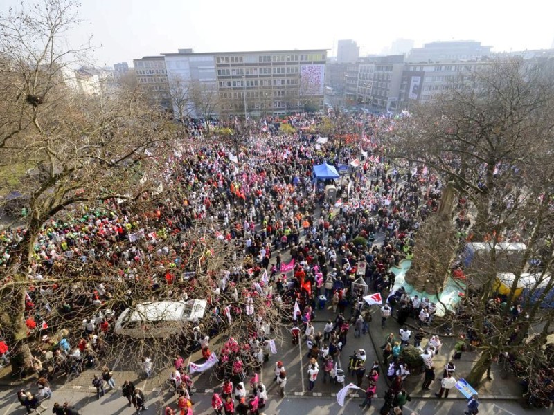 Nach Angaben der Gewerkschaft Verdi nahmen zwischen 10.000 und 15.000 Beschäftigte des öffentlichen Dienstes an der zentralen Kundgebung auf dem Burgplatz vor dem Rathaus in Duisburg teil. Sie fordern 6.6 % mehr Lohn oder mindestens 200 Euro monatlich.