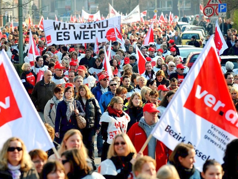 Nach Angaben der Gewerkschaft Verdi nahmen zwischen 10.000 und 15.000 Beschäftigte des öffentlichen Dienstes an der zentralen Kundgebung auf dem Burgplatz vor dem Rathaus in Duisburg teil. Sie fordern 6.6 % mehr Lohn oder mindestens 200 Euro monatlich.