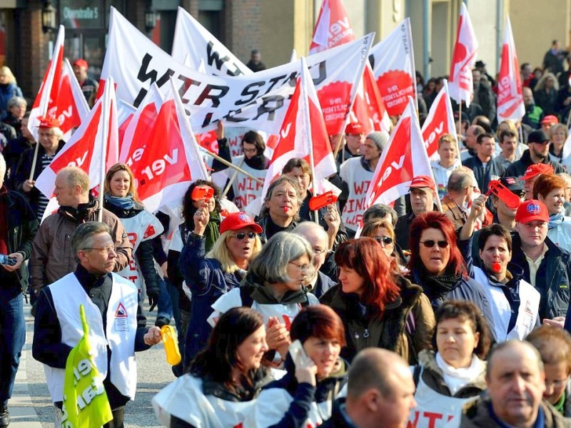 Nach Angaben der Gewerkschaft Verdi nahmen zwischen 10.000 und 15.000 Beschäftigte des öffentlichen Dienstes an der zentralen Kundgebung auf dem Burgplatz vor dem Rathaus in Duisburg teil. Sie fordern 6.6 % mehr Lohn oder mindestens 200 Euro monatlich.