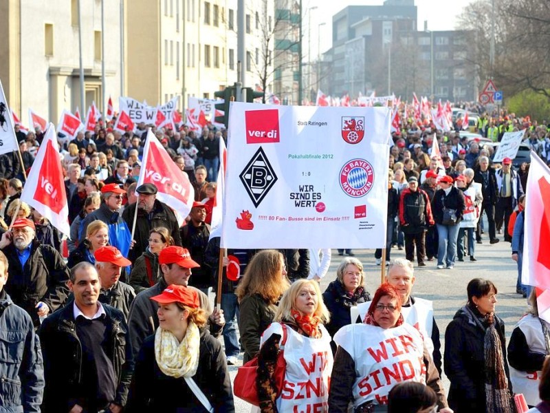 Nach Angaben der Gewerkschaft Verdi nahmen zwischen 10.000 und 15.000 Beschäftigte des öffentlichen Dienstes an der zentralen Kundgebung auf dem Burgplatz vor dem Rathaus in Duisburg teil. Sie fordern 6.6 % mehr Lohn oder mindestens 200 Euro monatlich.