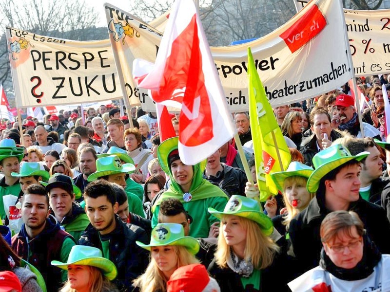 Nach Angaben der Gewerkschaft Verdi nahmen zwischen 10.000 und 15.000 Beschäftigte des öffentlichen Dienstes an der zentralen Kundgebung auf dem Burgplatz vor dem Rathaus in Duisburg teil. Sie fordern 6.6 % mehr Lohn oder mindestens 200 Euro monatlich.