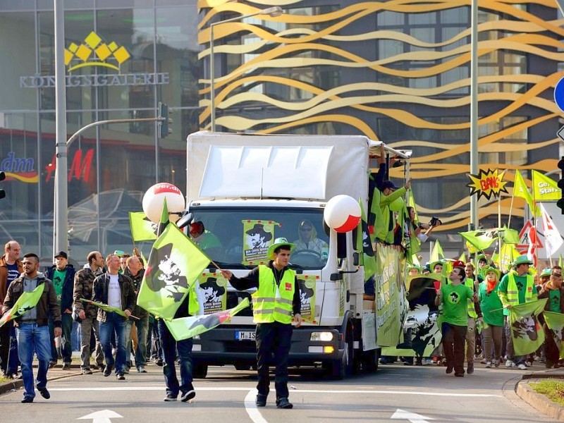 Streikende von der Verdi-Jugend bei der Kundgebung in Duisburg.