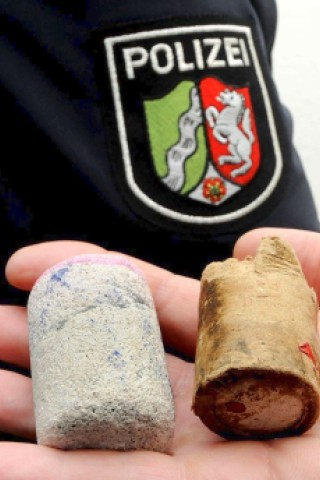 Experten von Polizei und Bundespolizei führten mehrere Fackeln und illegale Böller vor.