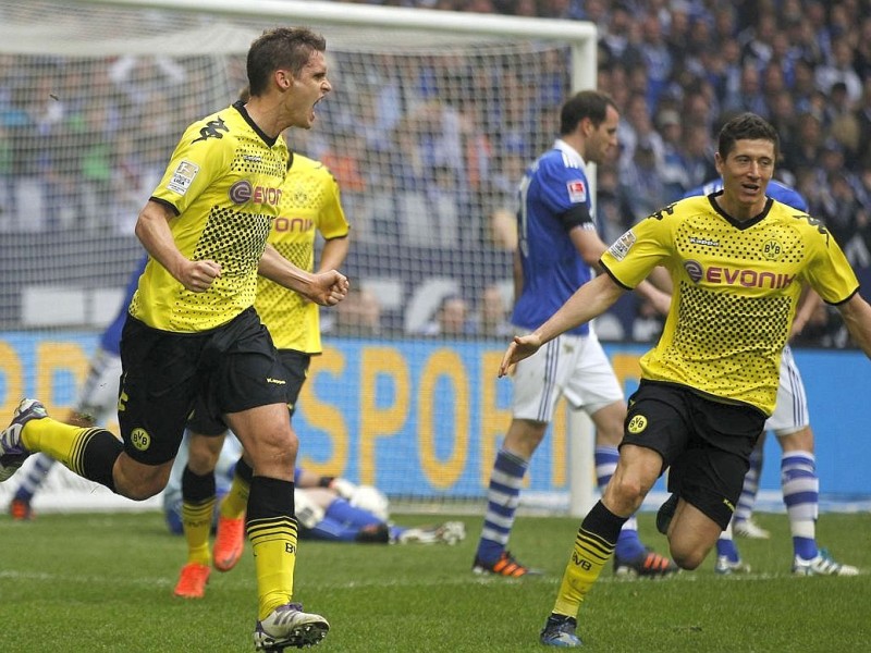 Borussia Dortmund hat in einer hart umkämpften Partie den FC Schalke 04 mit 2:1 besiegt. Sebastian Kehl erzielte den entscheidenden Treffer.