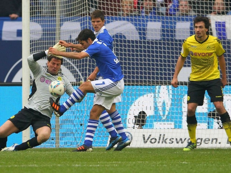 Borussia Dortmund hat in einer hart umkämpften Partie den FC Schalke 04 mit 2:1 besiegt. Sebastian Kehl erzielte den entscheidenden Treffer.