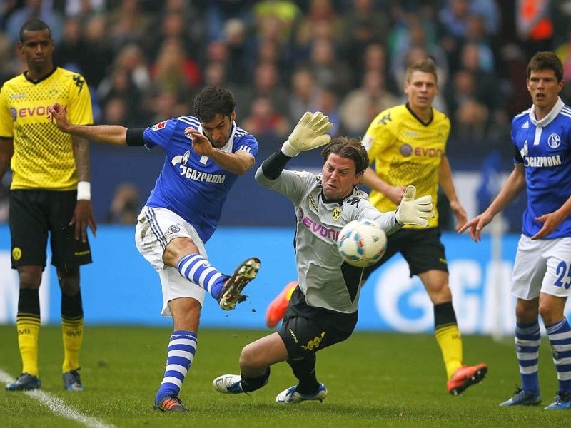 Borussia Dortmund hat in einer hart umkämpften Partie den FC Schalke 04 mit 2:1 besiegt. Sebastian Kehl erzielte den entscheidenden Treffer.