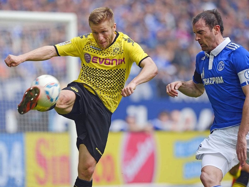 Borussia Dortmund hat in einer hart umkämpften Partie den FC Schalke 04 mit 2:1 besiegt. Sebastian Kehl erzielte den entscheidenden Treffer.