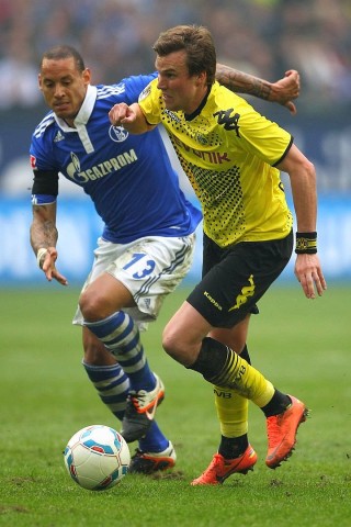 Borussia Dortmund hat in einer hart umkämpften Partie den FC Schalke 04 mit 2:1 besiegt. Sebastian Kehl erzielte den entscheidenden Treffer.