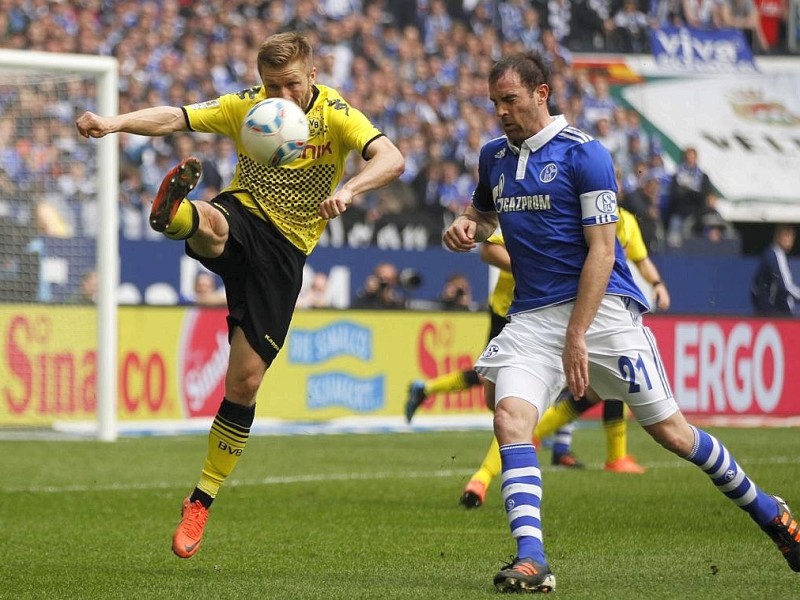 Borussia Dortmund hat in einer hart umkämpften Partie den FC Schalke 04 mit 2:1 besiegt. Sebastian Kehl erzielte den entscheidenden Treffer.