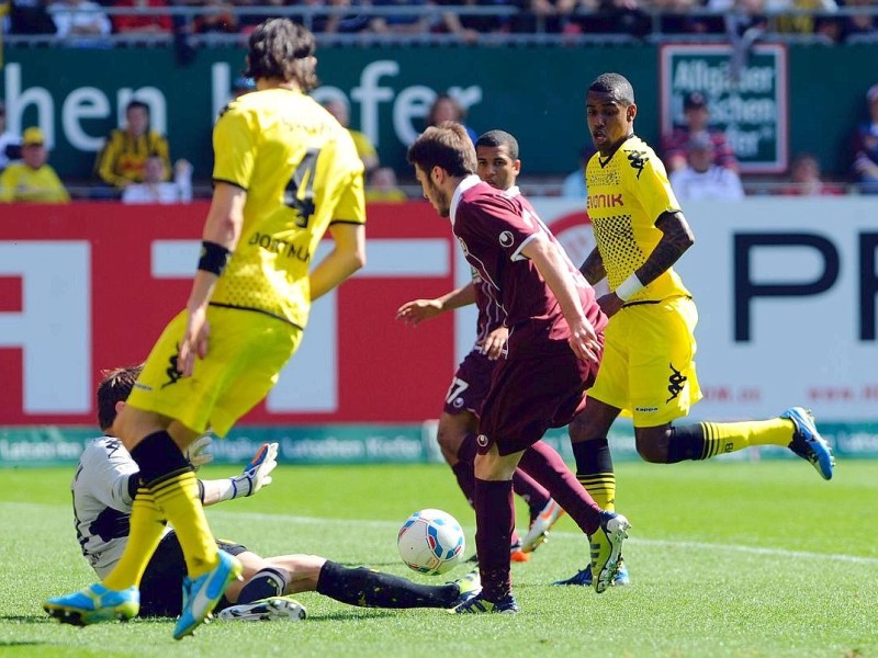 Meister gegen sicheren Absteiger: Beim 5:2-Erfolg von Borussia Dortmund ging der 1. FC Kaiserslautern nach Eigentor von Felipe Santana zunächst in Führung. Danach schlug Lucas Barrios gleich doppelt für den BVB zu und drehte damit das Spiel. Der Paraguayer markierte auch noch das 4:2. Außerdem trafen Mario Götze und Ivan Perisic. De Wit erzielte noch das zweite Tor für die roten Teufel.