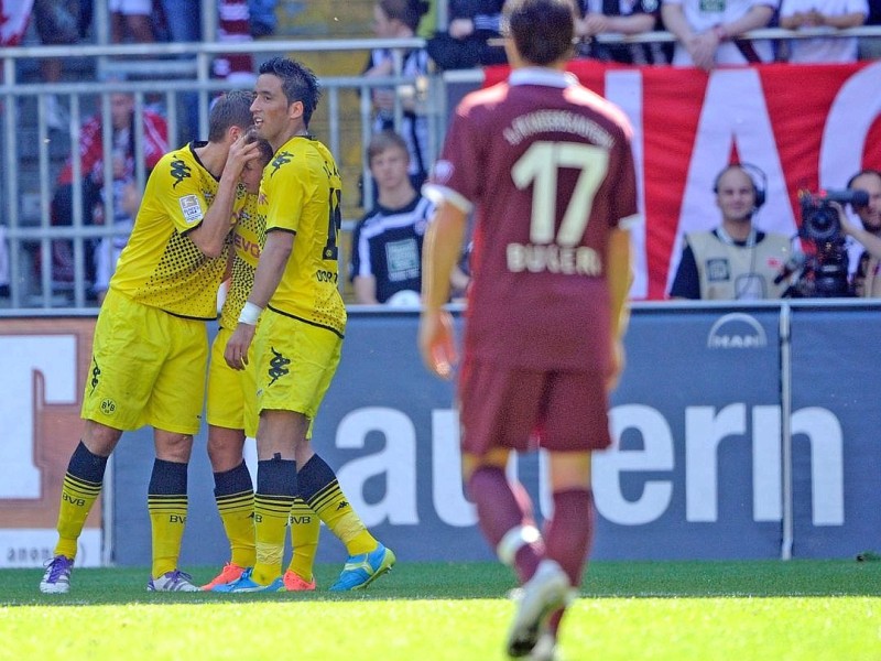 Meister gegen sicheren Absteiger: Beim 5:2-Erfolg von Borussia Dortmund ging der 1. FC Kaiserslautern nach Eigentor von Felipe Santana zunächst in Führung. Danach schlug Lucas Barrios gleich doppelt für den BVB zu und drehte damit das Spiel. Der Paraguayer markierte auch noch das 4:2. Außerdem trafen Mario Götze und Ivan Perisic. De Wit erzielte noch das zweite Tor für die roten Teufel.