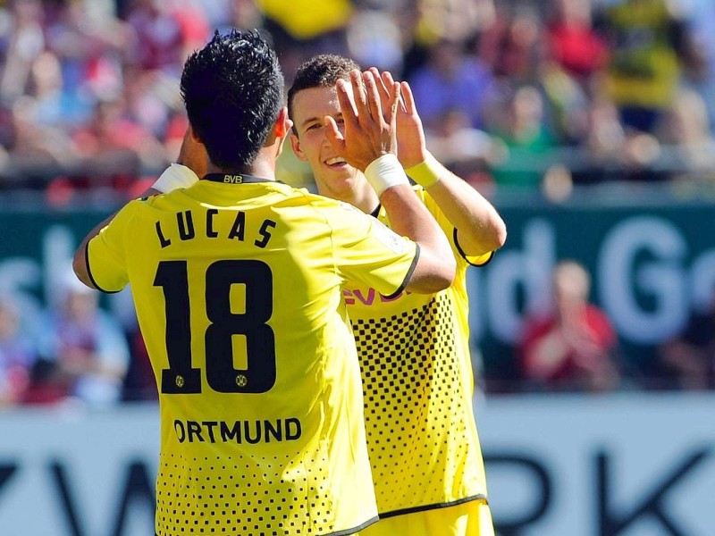 Meister gegen sicheren Absteiger: Beim 5:2-Erfolg von Borussia Dortmund ging der 1. FC Kaiserslautern nach Eigentor von Felipe Santana zunächst in Führung. Danach schlug Lucas Barrios gleich doppelt für den BVB zu und drehte damit das Spiel. Der Paraguayer markierte auch noch das 4:2. Außerdem trafen Mario Götze und Ivan Perisic. De Wit erzielte noch das zweite Tor für die roten Teufel.