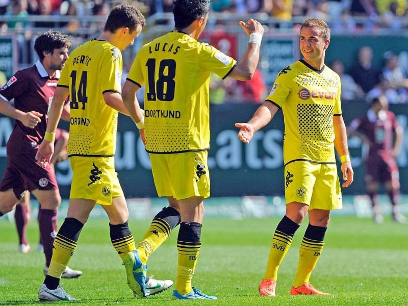 Meister gegen sicheren Absteiger: Beim 5:2-Erfolg von Borussia Dortmund ging der 1. FC Kaiserslautern nach Eigentor von Felipe Santana zunächst in Führung. Danach schlug Lucas Barrios gleich doppelt für den BVB zu und drehte damit das Spiel. Der Paraguayer markierte auch noch das 4:2. Außerdem trafen Mario Götze und Ivan Perisic. De Wit erzielte noch das zweite Tor für die roten Teufel.