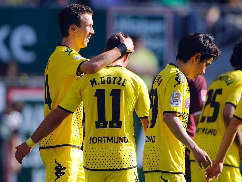 Meister gegen sicheren Absteiger: Beim 5:2-Erfolg von Borussia Dortmund ging der 1. FC Kaiserslautern nach Eigentor von Felipe Santana zunächst in Führung. Danach schlug Lucas Barrios gleich doppelt für den BVB zu und drehte damit das Spiel. Der Paraguayer markierte auch noch das 4:2. Außerdem trafen Mario Götze und Ivan Perisic. De Wit erzielte noch das zweite Tor für die roten Teufel.