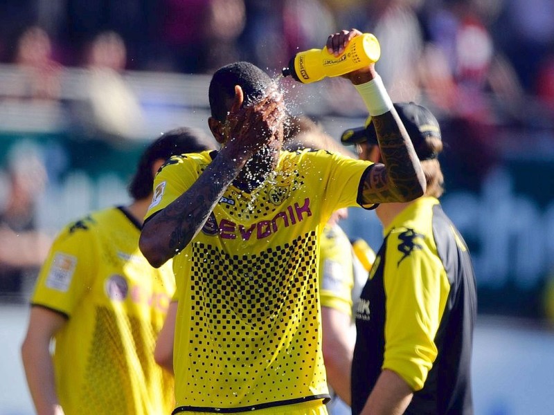 Meister gegen sicheren Absteiger: Beim 5:2-Erfolg von Borussia Dortmund ging der 1. FC Kaiserslautern nach Eigentor von Felipe Santana zunächst in Führung. Danach schlug Lucas Barrios gleich doppelt für den BVB zu und drehte damit das Spiel. Der Paraguayer markierte auch noch das 4:2. Außerdem trafen Mario Götze und Ivan Perisic. De Wit erzielte noch das zweite Tor für die roten Teufel.