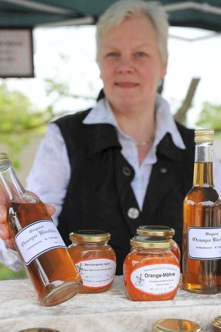 Am Sonntag 29.04.2012 gab es den Blumen- und Bauernmarkt auf dem Rathausparkplatz in Alpen.Im Bild: Elfriede Taprogge aus Rheinberg verkauft Brotaufstrich und Marmeladen.Foto: Markus Joosten / WAZ FotoPool