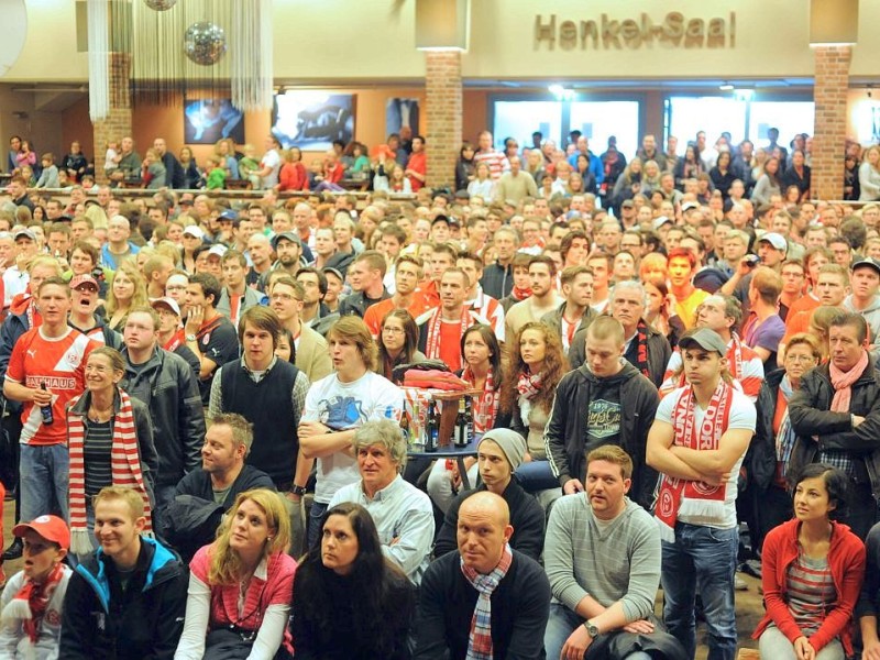 Public-Viewing im Henkel-Saal in der Düsseldorfer Altstadt.