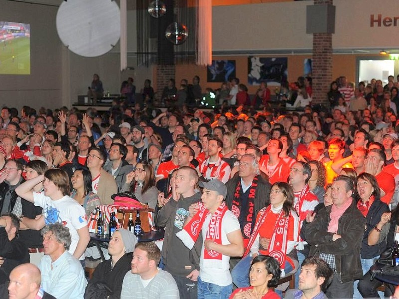 Public-Viewing im Henkel-Saal in der Düsseldorfer Altstadt.