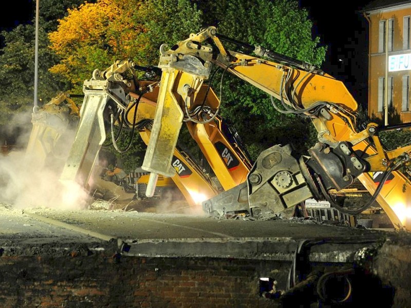 Am Freitag, den 11.05.2012 beginnen am Abend die Abrissarbeiten der beiden alten Brücken im Mercatorkreisel in Duisburg - Mitte. Im Rahmen des sechsspurigen Ausbaus der Autobahn A 59 wird auch der Verteiler umgestaltet. Für die Arbeiten ist die Autobahn von Freitag Abend bis vorraussichtlich Sonntag komplett gesperrt. Solange bis die neue Brücke wieder gebaut ist, ist eine Behelfsbrücke gebaut worden. Im Foto: Die Bagger arbeiten die ganze Nacht durchFoto: Stephan Eickershoff/WAZFotoPool