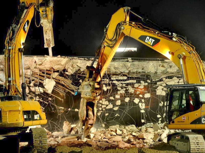 Am Freitag, den 11.05.2012 beginnen am Abend die Abrissarbeiten der beiden alten Brücken im Mercatorkreisel in Duisburg - Mitte. Im Rahmen des sechsspurigen Ausbaus der Autobahn A 59 wird auch der Verteiler umgestaltet. Für die Arbeiten ist die Autobahn von Freitag Abend bis vorraussichtlich Sonntag komplett gesperrt. Solange bis die neue Brücke wieder gebaut ist, ist eine Behelfsbrücke gebaut worden. Im Foto: Die Bagger arbeiten die ganze Nacht durchFoto: Stephan Eickershoff/WAZFotoPool