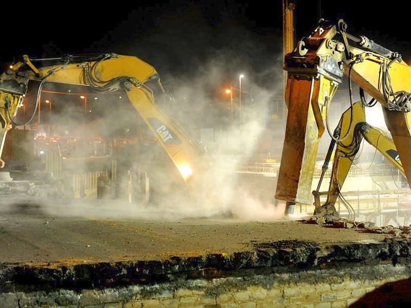 Am Freitag, den 11.05.2012 beginnen am Abend die Abrissarbeiten der beiden alten Brücken im Mercatorkreisel in Duisburg - Mitte. Im Rahmen des sechsspurigen Ausbaus der Autobahn A 59 wird auch der Verteiler umgestaltet. Für die Arbeiten ist die Autobahn von Freitag Abend bis vorraussichtlich Sonntag komplett gesperrt. Solange bis die neue Brücke wieder gebaut ist, ist eine Behelfsbrücke gebaut worden. Im Foto: Die Bagger arbeiten die ganze Nacht durchFoto: Stephan Eickershoff/WAZFotoPool