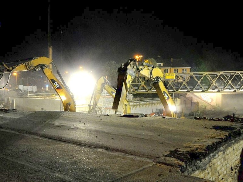 Am Freitag, den 11.05.2012 beginnen am Abend die Abrissarbeiten der beiden alten Brücken im Mercatorkreisel in Duisburg - Mitte. Im Rahmen des sechsspurigen Ausbaus der Autobahn A 59 wird auch der Verteiler umgestaltet. Für die Arbeiten ist die Autobahn von Freitag Abend bis vorraussichtlich Sonntag komplett gesperrt. Solange bis die neue Brücke wieder gebaut ist, ist eine Behelfsbrücke gebaut worden. Im Foto: Die Bagger arbeiten die ganze Nacht durchFoto: Stephan Eickershoff/WAZFotoPool