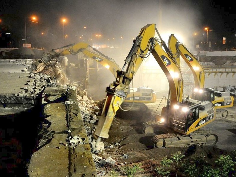 Am Freitag, den 11.05.2012 beginnen am Abend die Abrissarbeiten der beiden alten Brücken im Mercatorkreisel in Duisburg - Mitte. Im Rahmen des sechsspurigen Ausbaus der Autobahn A 59 wird auch der Verteiler umgestaltet. Für die Arbeiten ist die Autobahn von Freitag Abend bis vorraussichtlich Sonntag komplett gesperrt. Solange bis die neue Brücke wieder gebaut ist, ist eine Behelfsbrücke gebaut worden. Im Foto: Die Bagger arbeiten die ganze Nacht durchFoto: Stephan Eickershoff/WAZFotoPool