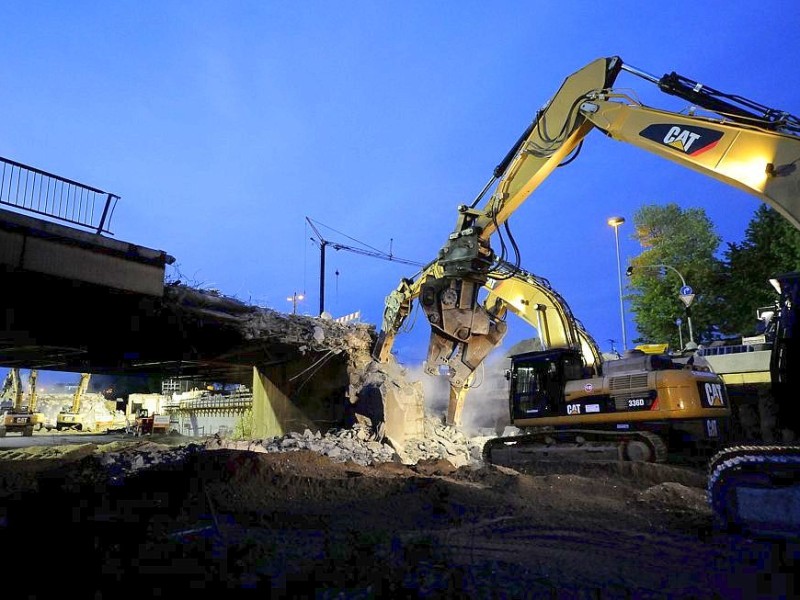 Am Freitag, den 11.05.2012 beginnen am Abend die Abrissarbeiten der beiden alten Brücken im Mercatorkreisel in Duisburg - Mitte. Im Rahmen des sechsspurigen Ausbaus der Autobahn A 59 wird auch der Verteiler umgestaltet. Für die Arbeiten ist die Autobahn von Freitag Abend bis vorraussichtlich Sonntag komplett gesperrt. Solange bis die neue Brücke wieder gebaut ist, ist eine Behelfsbrücke gebaut worden. Im Foto: Die Bagger arbeiten die ganze Nacht durchFoto: Stephan Eickershoff/WAZFotoPool