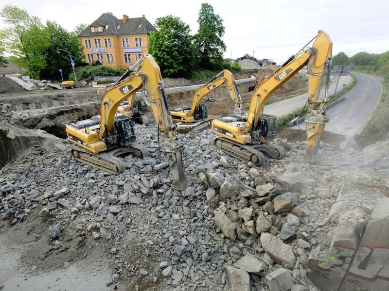 Am Samstag, den 12.05.2012 reissen die Bagger am frühen Morgen die letzten Brückenteile im Zuge der Abrissarbeiten der beiden alten Brücken im Mercatorkreisel in Duisburg - Mitte ab. Im Rahmen des sechsspurigen Ausbaus der Autobahn A 59 wird auch der Verteiler umgestaltet. Für die Arbeiten ist die Autobahn von Freitag Abend bis vorraussichtlich Sonntag komplett gesperrt. Solange bis die neue Brücke wieder gebaut ist, ist eine Behelfsbrücke gebaut worden. Foto: Stephan Eickershoff/WAZFotoPool