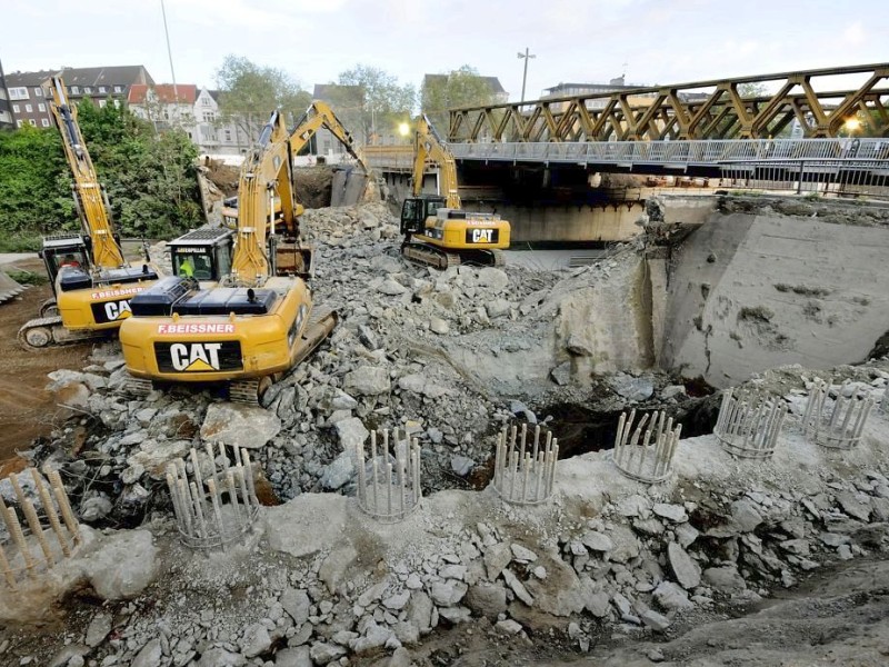 Am Samstag, den 12.05.2012 reissen die Bagger am frühen Morgen die letzten Brückenteile im Zuge der Abrissarbeiten der beiden alten Brücken im Mercatorkreisel in Duisburg - Mitte ab. Im Rahmen des sechsspurigen Ausbaus der Autobahn A 59 wird auch der Verteiler umgestaltet. Für die Arbeiten ist die Autobahn von Freitag Abend bis vorraussichtlich Sonntag komplett gesperrt. Solange bis die neue Brücke wieder gebaut ist, ist eine Behelfsbrücke gebaut worden. Foto: Stephan Eickershoff/WAZFotoPool