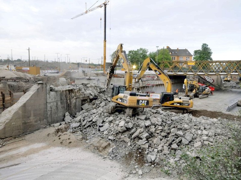 Am Samstag, den 12.05.2012 reissen die Bagger am frühen Morgen die letzten Brückenteile im Zuge der Abrissarbeiten der beiden alten Brücken im Mercatorkreisel in Duisburg - Mitte ab. Im Rahmen des sechsspurigen Ausbaus der Autobahn A 59 wird auch der Verteiler umgestaltet. Für die Arbeiten ist die Autobahn von Freitag Abend bis vorraussichtlich Sonntag komplett gesperrt. Solange bis die neue Brücke wieder gebaut ist, ist eine Behelfsbrücke gebaut worden. Foto: Stephan Eickershoff/WAZFotoPool