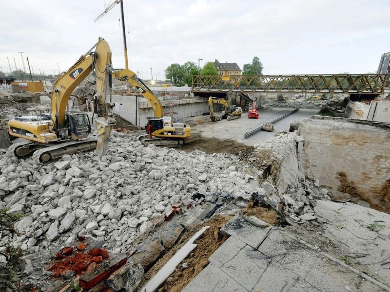 Am Samstag, den 12.05.2012 reissen die Bagger am frühen Morgen die letzten Brückenteile im Zuge der Abrissarbeiten der beiden alten Brücken im Mercatorkreisel in Duisburg - Mitte ab. Im Rahmen des sechsspurigen Ausbaus der Autobahn A 59 wird auch der Verteiler umgestaltet. Für die Arbeiten ist die Autobahn von Freitag Abend bis vorraussichtlich Sonntag komplett gesperrt. Solange bis die neue Brücke wieder gebaut ist, ist eine Behelfsbrücke gebaut worden. Foto: Stephan Eickershoff/WAZFotoPool