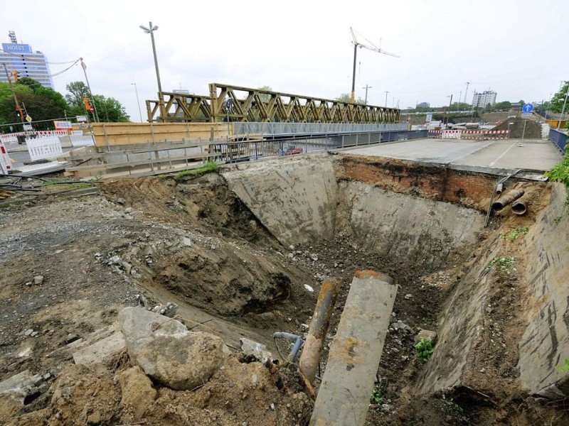 Am Freitag, den 11.05.2012 beginnen am Abend die Abrissarbeiten der beiden alten Brücken im Mercatorkreisel in Duisburg - Mitte. Im Rahmen des sechsspurigen Ausbaus der Autobahn A 59 wird auch der Verteiler umgestaltet. Für die Arbeiten ist die Autobahn von Freitag Abend bis vorraussichtlich Sonntag komplett gesperrt. Solange bis die neue Brücke wieder gebaut ist, ist eine Behelfsbrücke gebaut worden. Im Foto: Gegen 19 Uhr stehen die Brücken nochFoto: Stephan Eickershoff/WAZFotoPool