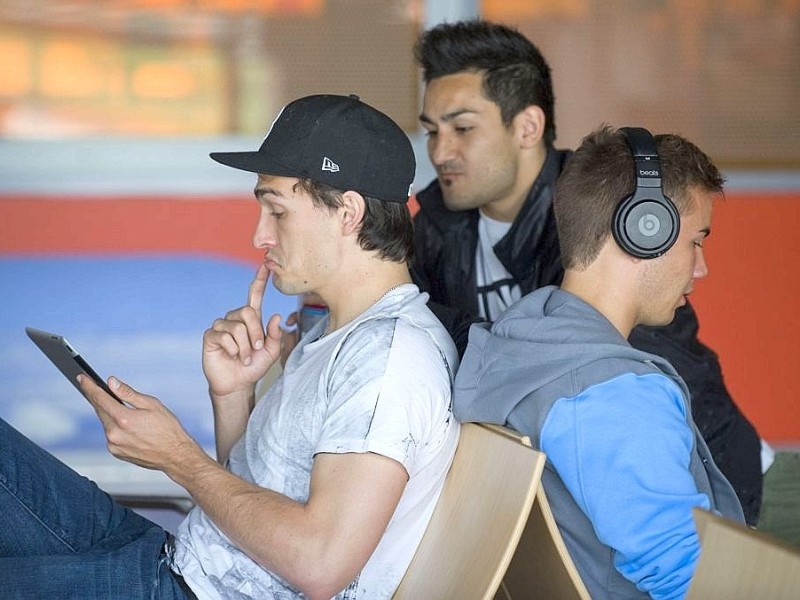 Am Dienstag 15.05.2012 starteten die 5 Nationalspieler von Borussia Dortmund vom Dortmunder Flughafen ins Trainingslager auf Sardinien. Mats Hummels, Ilkay Gündogan und Mario Götze spielen am iPad.Foto: Knut Vahlensieck