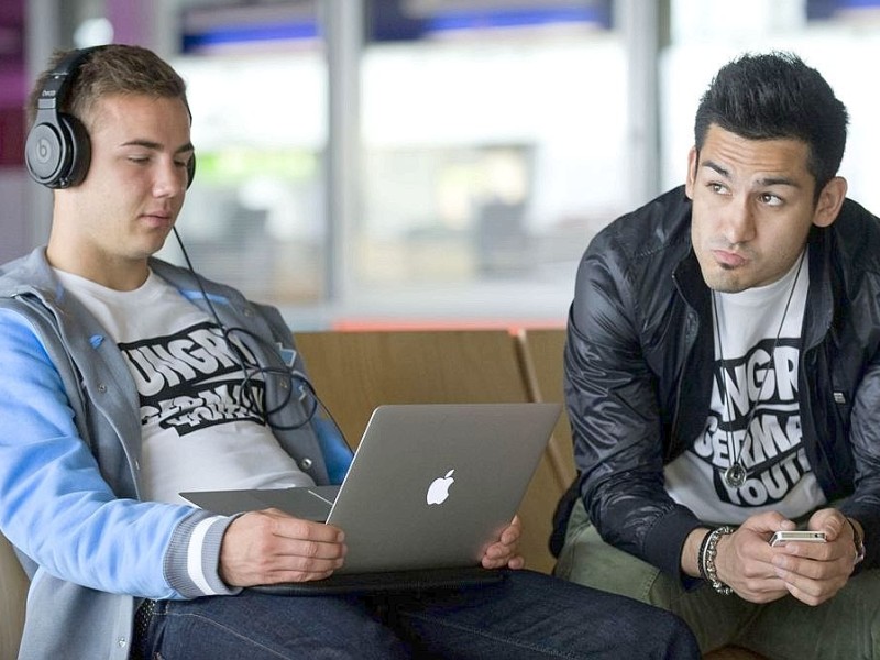 Am Dienstag 15.05.2012 starteten die 5 Nationalspieler von Borussia Dortmund vom Dortmunder Flughafen ins Trainingslager auf Sardinien. mario Götze und Ilkay Gündogan.Foto: Knut Vahlensieck