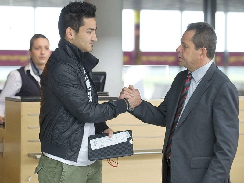 Am Dienstag 15.05.2012 starteten die 5 Nationalspieler von Borussia Dortmund vom Dortmunder Flughafen ins Trainingslager auf Sardinien. Ilkay Gündogan mit Vater und Manager Irfan.Foto: Knut Vahlensieck