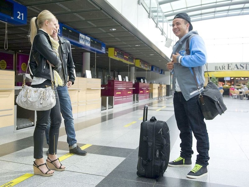 Am Dienstag 15.05.2012 starteten die 5 Nationalspieler von Borussia Dortmund vom Dortmunder Flughafen ins Trainingslager auf Sardinien. Mario Götze und Cathy Fischer.Foto: Knut Vahlensieck