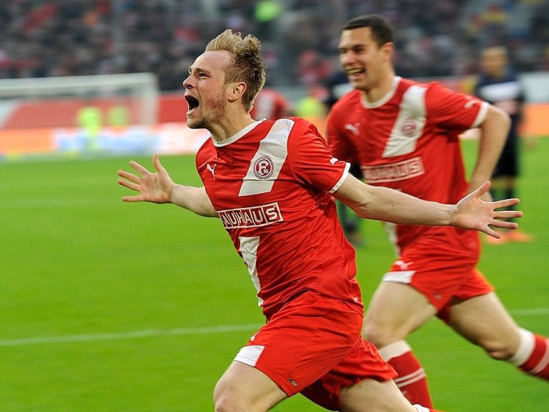 Maximilian Beister freut sich über sein Tor zum 1:0 für Düsseldorf in der 1. Minute.