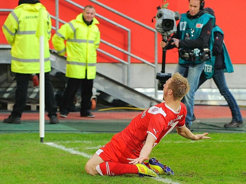 Maximilian Beister freut sich über sein Tor zum 1:0 für Düsseldorf in der 1. Minute.