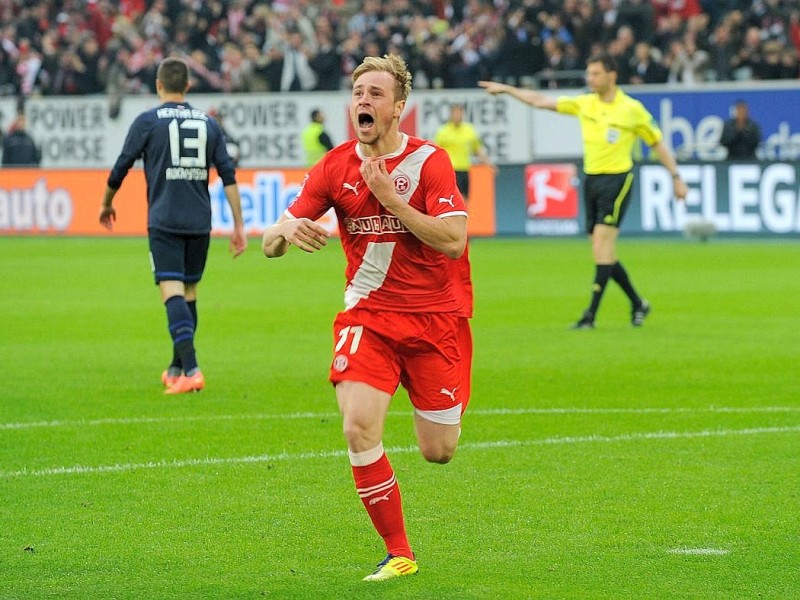 Maximilian Beister freut sich über sein Tor zum 1:0 für Düsseldorf in der 1. Minute.