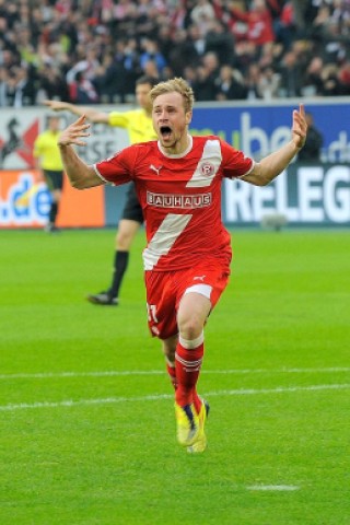 Maximilian Beister freut sich über sein Tor zum 1:0 für Düsseldorf in der 1. Minute.