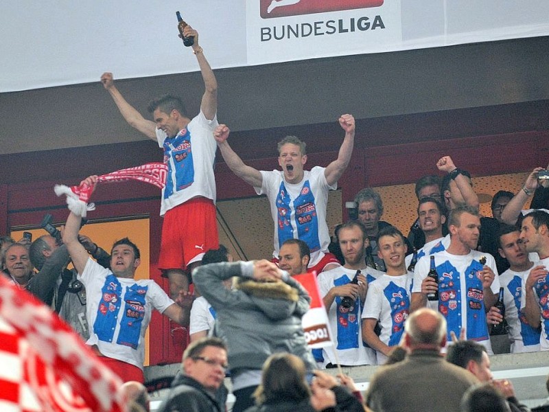 Fortuna Düsseldorf jubelt über den Aufstieg im Relegationsspiel gegen Hertha BSC.