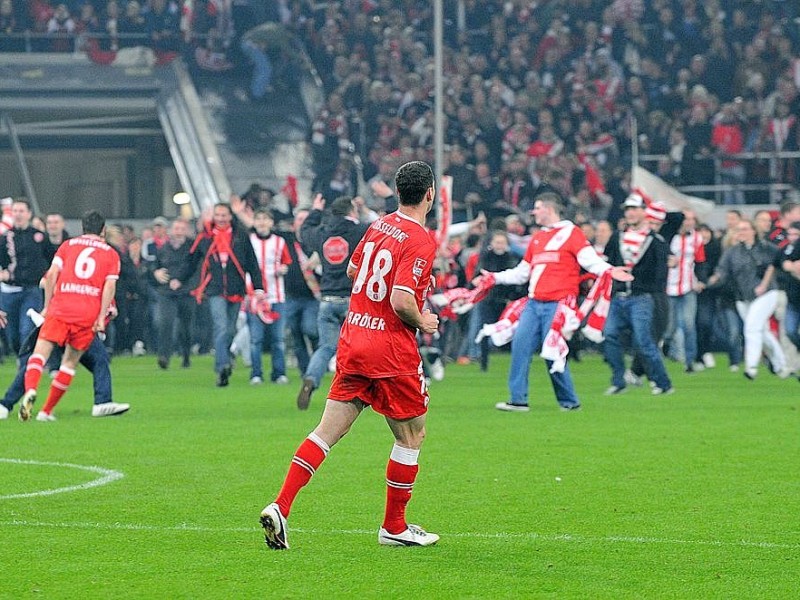 Düsseldorf-Fans stürmen den Platz noch vor Spielschluss.