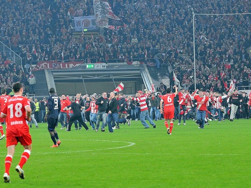 Düsseldorf-Fans stürmen den Platz noch vor Spielschluss.